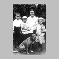 022-0304 Johanne Ermel mit den Kindern Fredi, Dora und Hilde. Davor der Hund Resi..jpg